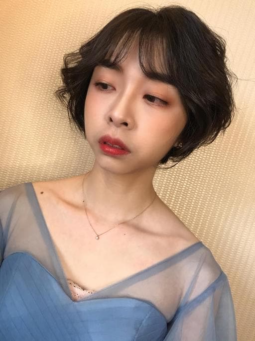 女生短髮、黑茶髮色