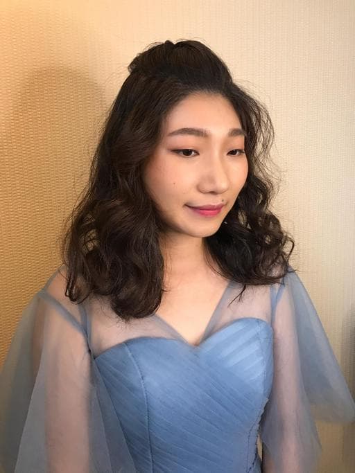 女生長髮、布朗尼髮色