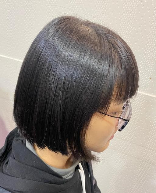 女生中長髮、燙直、短瀏海