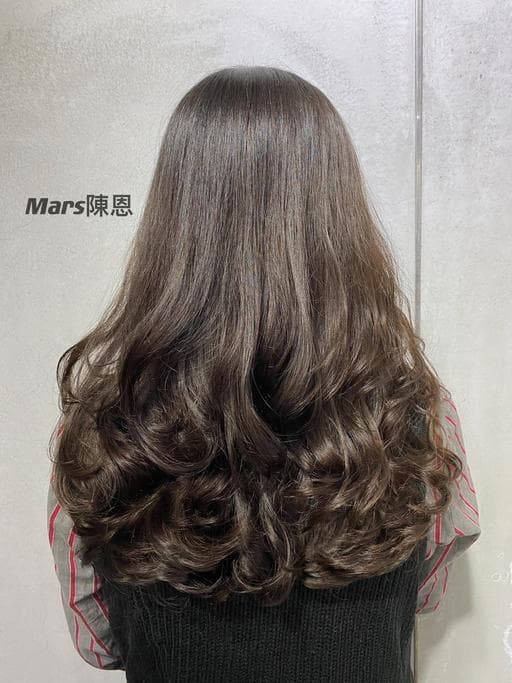 女生長髮、方臉、中性頭皮