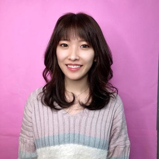 女生長髮、布朗尼髮色
