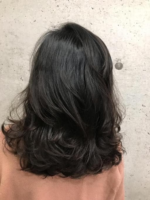 女生長髮、黑茶髮色