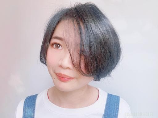 女生短髮、圓臉、長瀏海