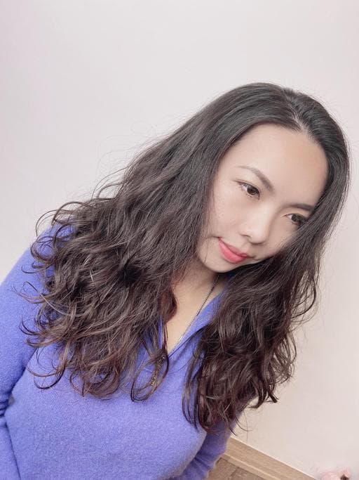 女生長髮、黑茶髮色
