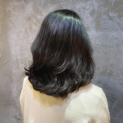 女生中長髮、燙卷、長瀏海