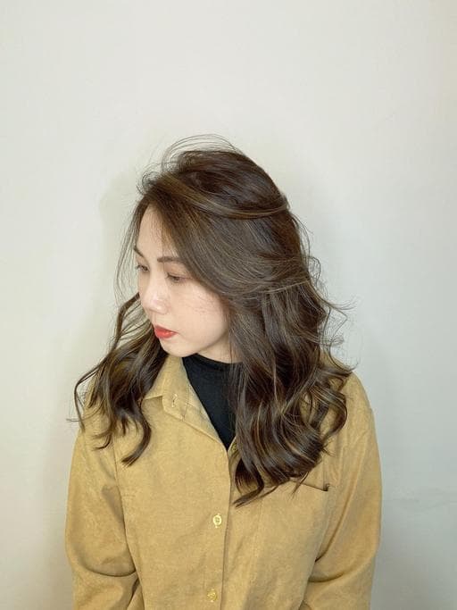 女生中長髮、長瀏海、棕色系