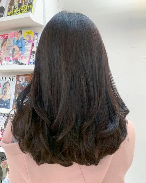 手撥卷、女生中長髮、微捲