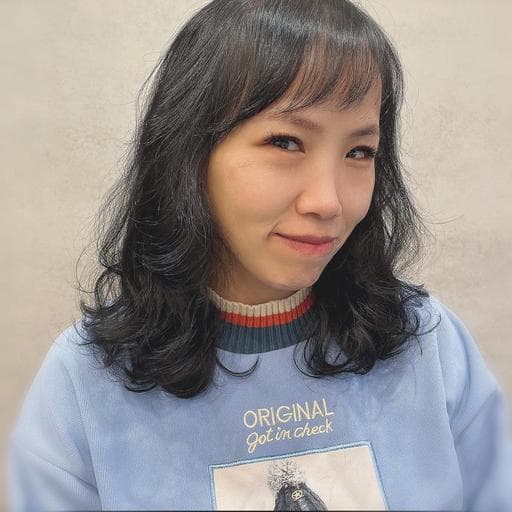 女生中長髮、短瀏海、女生染髮