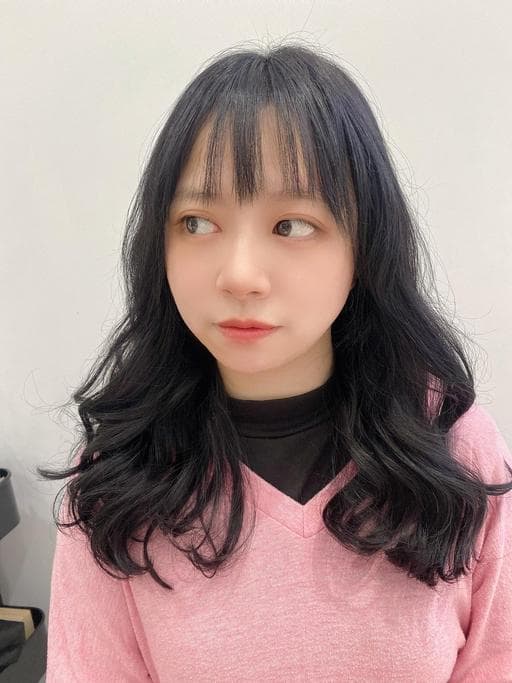 黑茶髮色、女生長髮