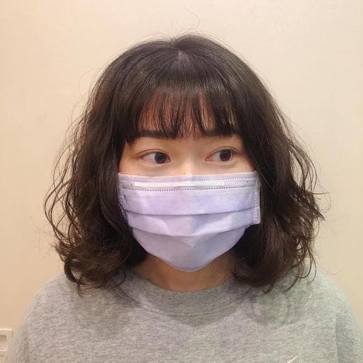 女生中長髮、短瀏海、溫塑燙