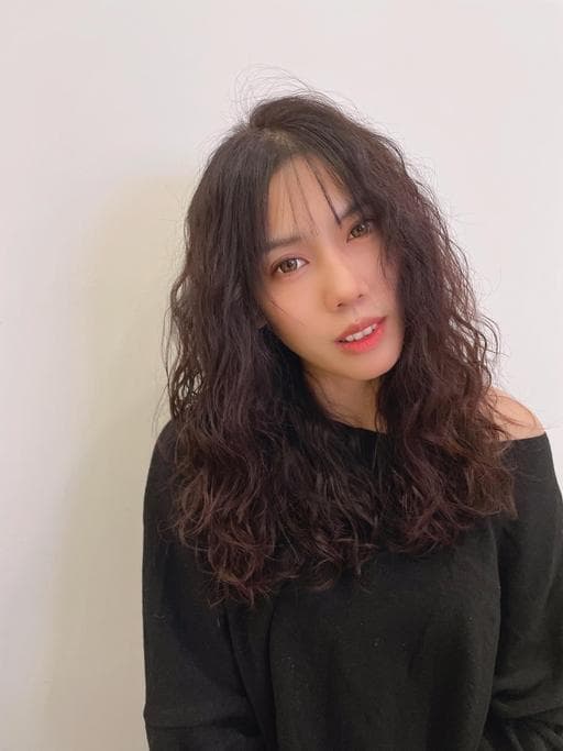 女生長髮、布朗尼髮色