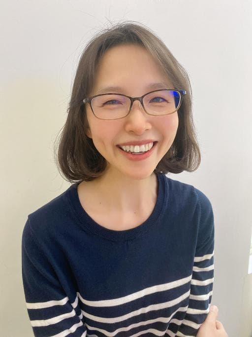 女生短髮、冷萃咖啡髮色