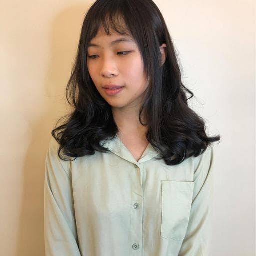 鵝蛋臉、短瀏海、燙卷