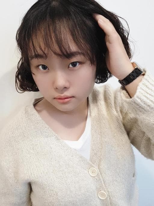 女生短髮、黑色