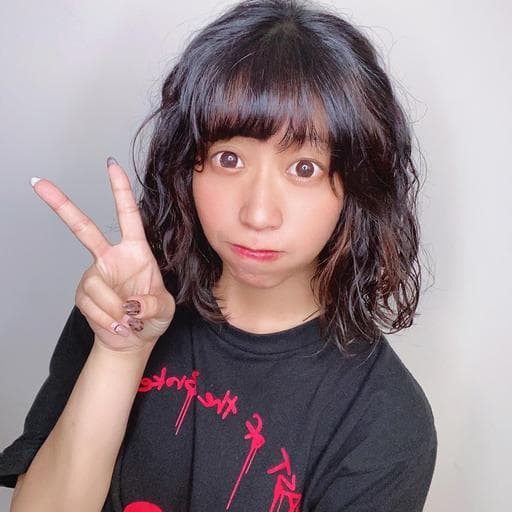 女生中長髮、圓臉、溫塑燙