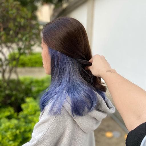 女生長髮、楓糖斑比色