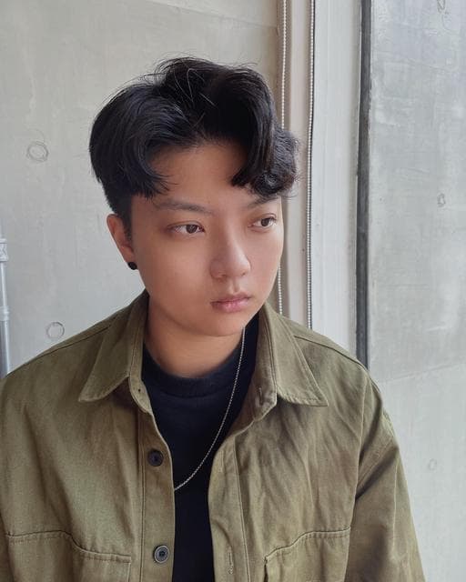 圓臉、女生短髮、長瀏海
