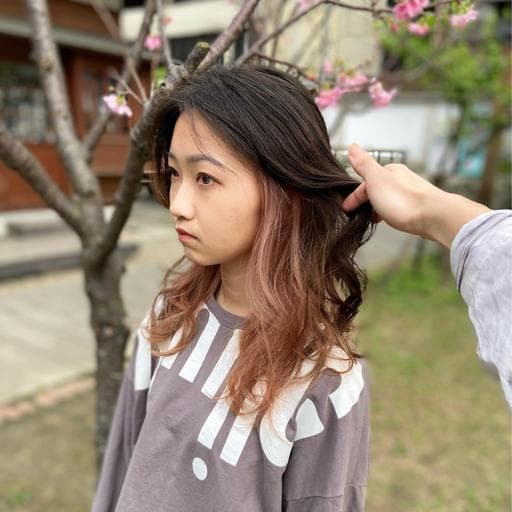 女生長髮、楓糖斑比色