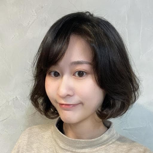 女生中長髮、微捲、長瀏海
