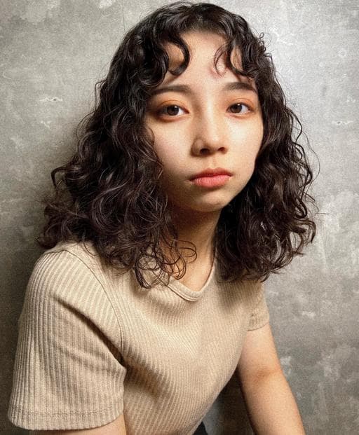 女生長髮、短瀏海、溫塑燙