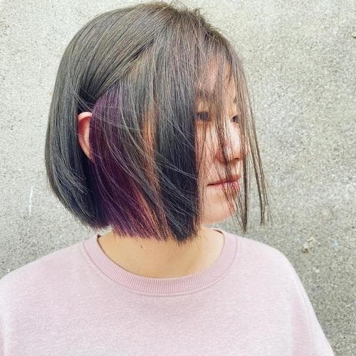 女生中長髮、燙直、挑染