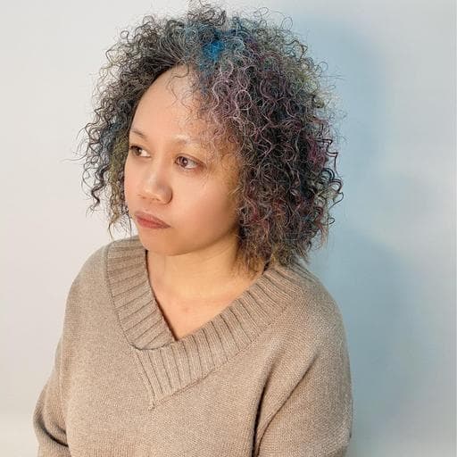 女生中長髮、燙卷、挑染
