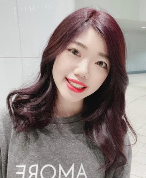 女生中長髮、女生染髮、莓果色