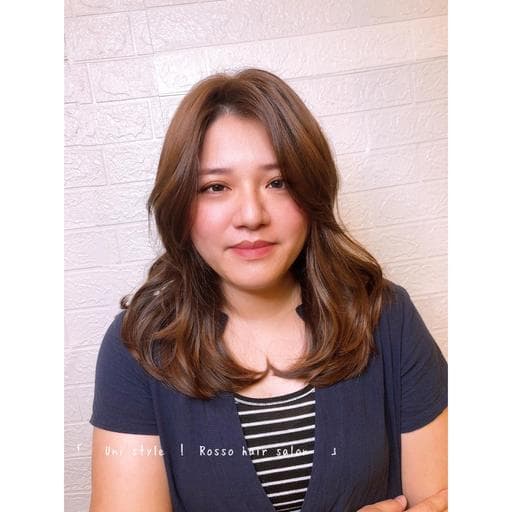 女生中長髮、長瀏海、浪漫大卷