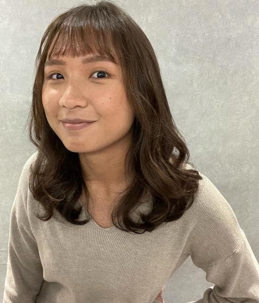 女生長髮、短瀏海、溫塑燙