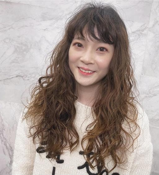 女生長髮、短瀏海、溫塑燙