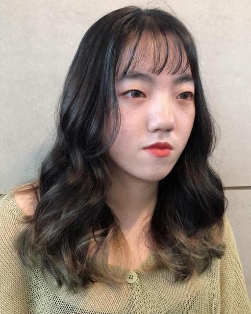 女生長髮、短瀏海、溫塑燙