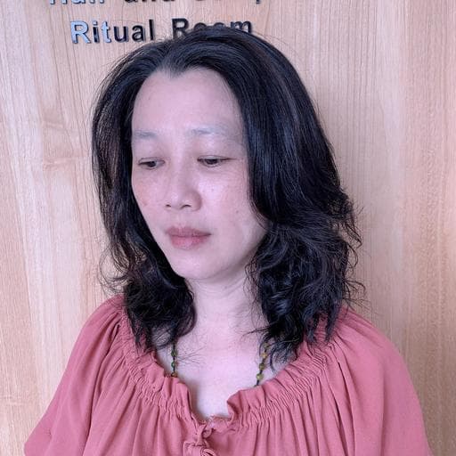 女生中長髮、燙卷、手撥卷