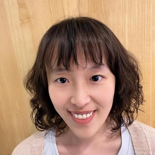 女生中長髮、燙卷、手撥卷