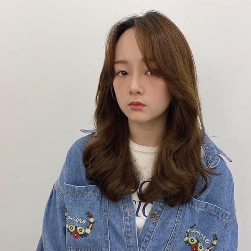 女生中長髮、燙卷、微捲