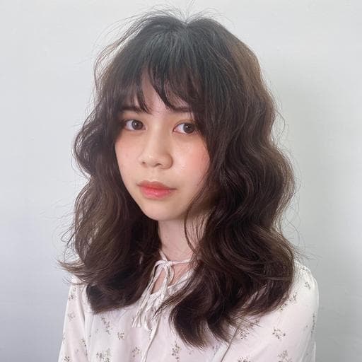 女生中長髮、短瀏海、溫塑燙