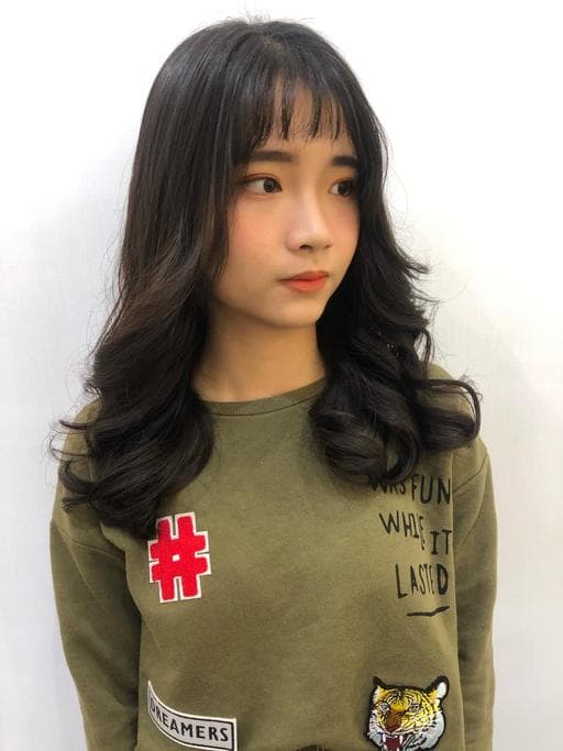 女生中長髮、燙卷、短瀏海
