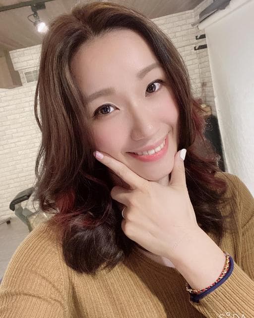 胭脂紅色、女生中長髮、女生染髮
