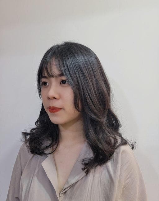 女生中長髮、短瀏海、溫塑燙
