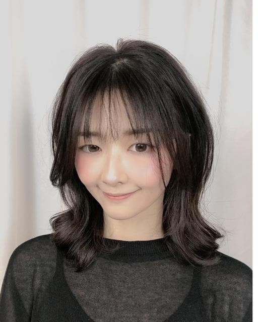女生中長髮、燙卷、長瀏海