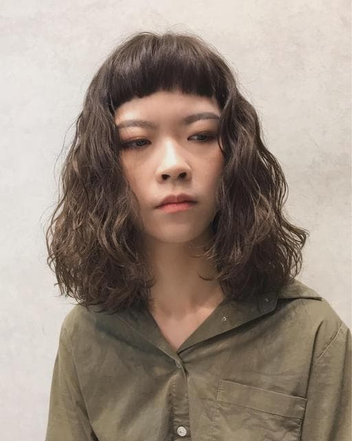 女生中長髮、短瀏海、溫塑燙