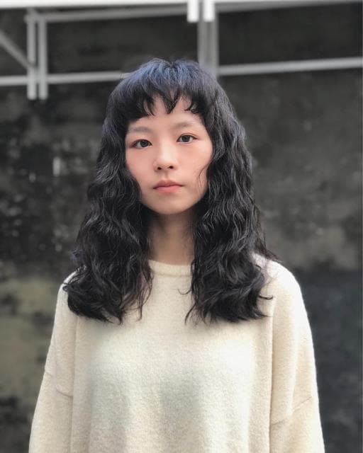 女生長髮、短瀏海、溫塑燙