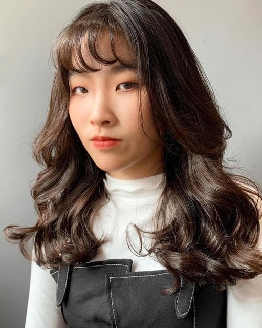 女生長髮、短瀏海、溫塑燙