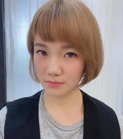 女生短髮、短瀏海、湖水綠