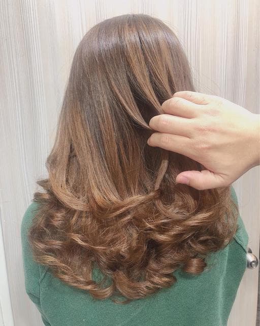 女生中長髮、短瀏海、女生染髮