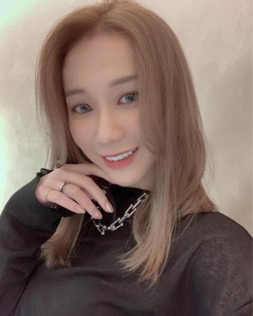 女生中長髮、長瀏海、漂色