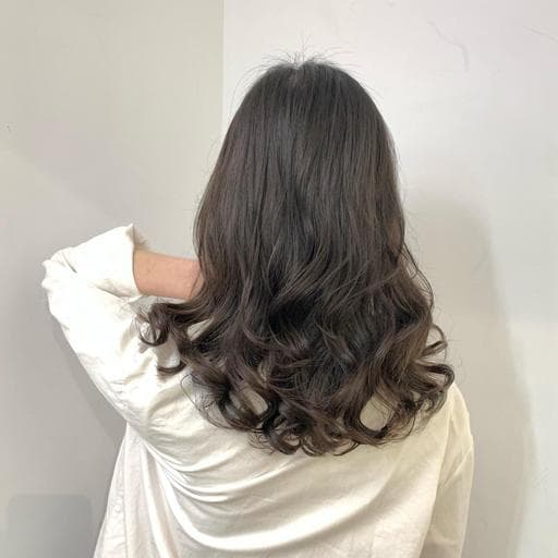 女生中長髮、浪漫大卷、霧面質感