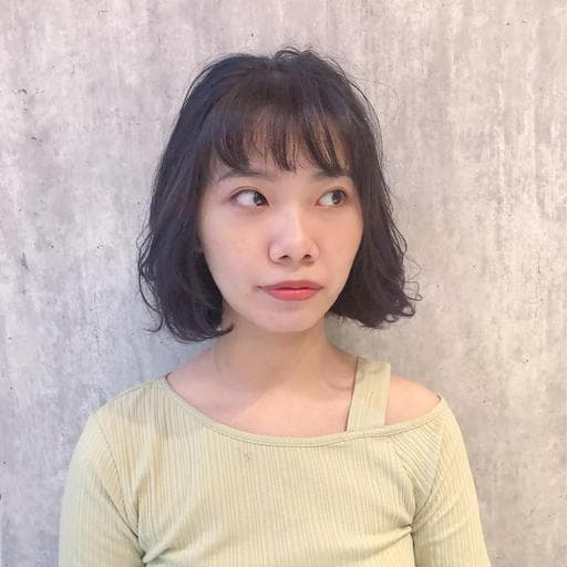 女生中長髮、手撥卷、短瀏海