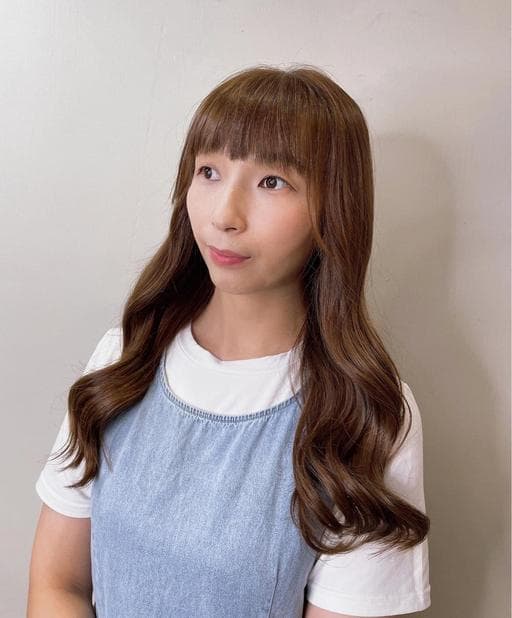 女生長髮、短瀏海、資生堂染髮
