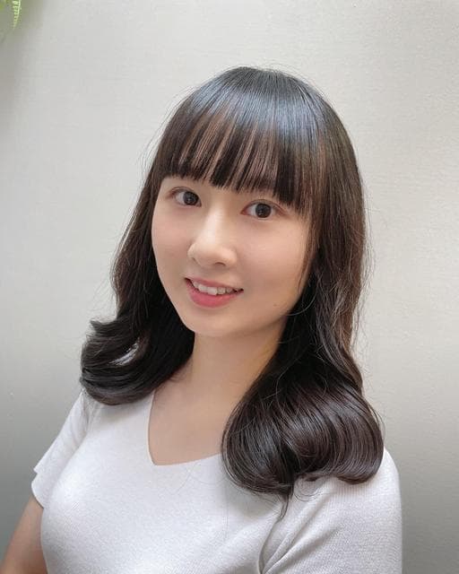 女生中長髮、短瀏海、溫塑燙