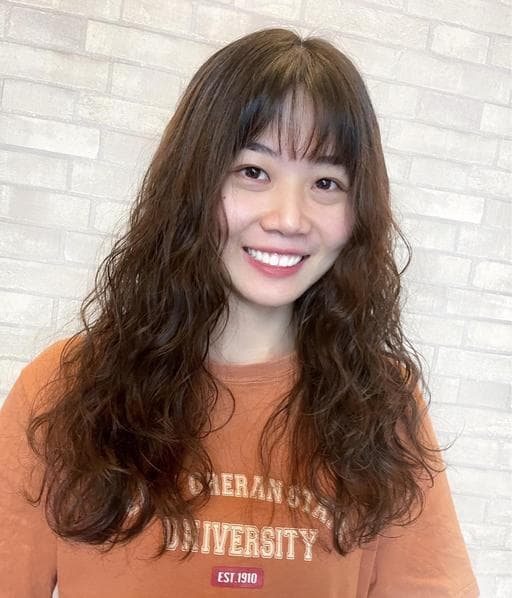女生長髮、短瀏海、溫塑燙